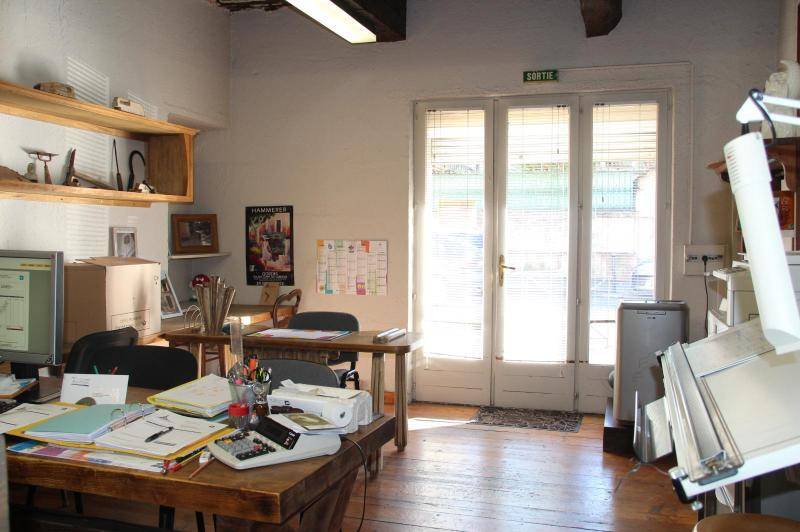 Local centre ville - vitrine - eau comprise  ...