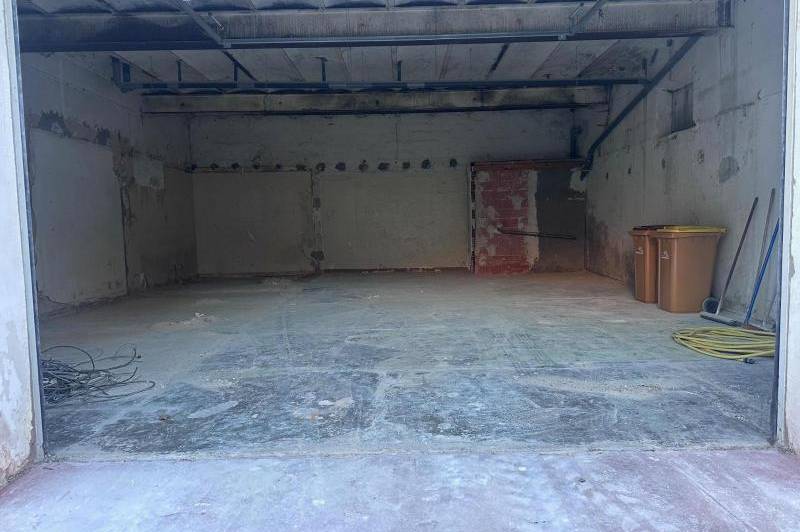 Grand garage - porte automatique - grand garage  ...