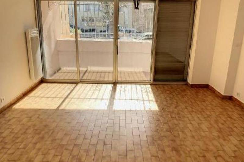 Studio  - rdc - balcon et parking  ...