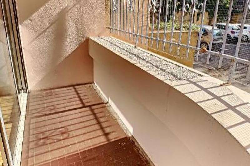 Studio  - rdc - balcon et parking  ...