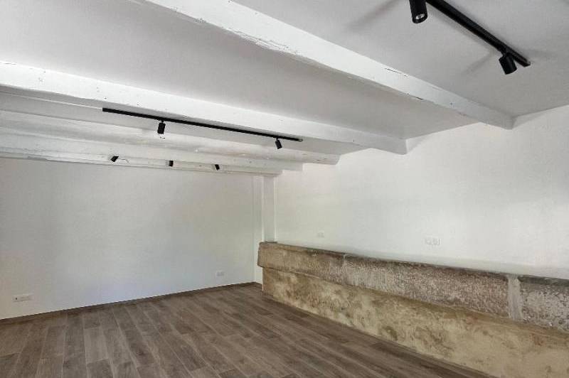 Local renove avec climatisation - plein coeur du  ...