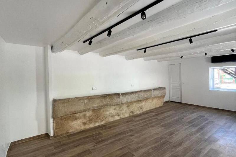 Local renove avec climatisation - plein coeur du  ...