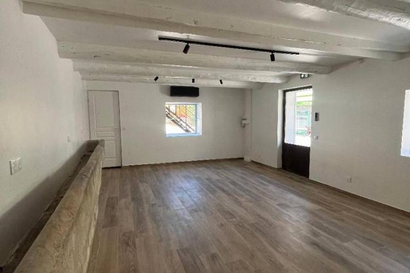 Local renove avec climatisation - plein coeur du  ...