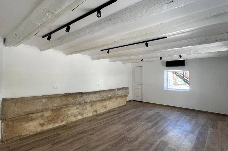 Local renove avec climatisation - plein coeur du  ...