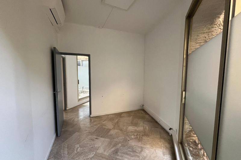 Local sur rue passante de 130 m 2  ...