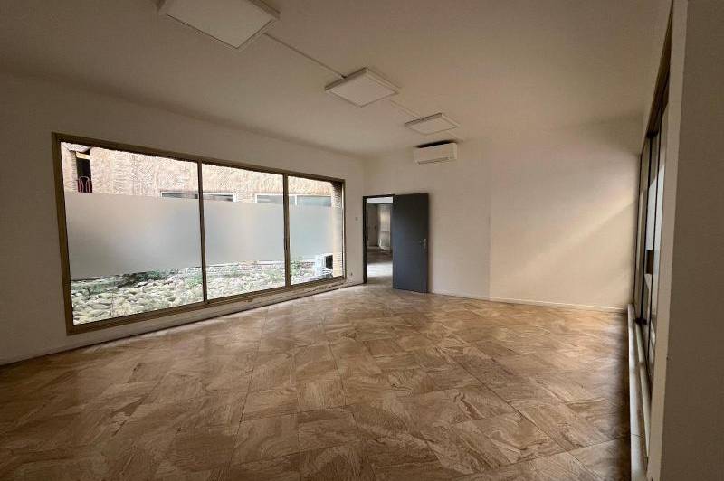 Local sur rue passante de 130 m 2  ...