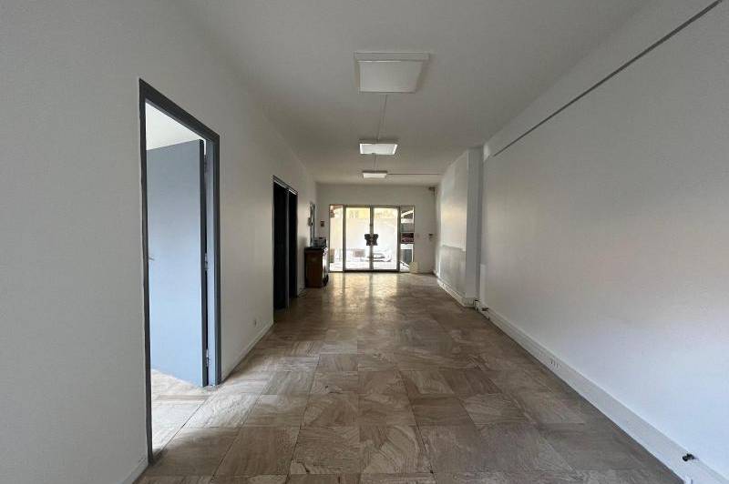 Local sur rue passante de 130 m 2  ...