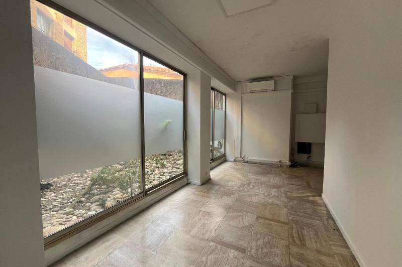 Local sur rue passante de 130 m 2  ...