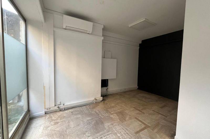 Local sur rue passante de 130 m 2  ...