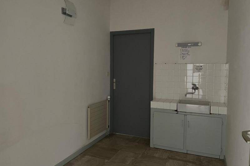 Local sur rue passante de 130 m 2  ...