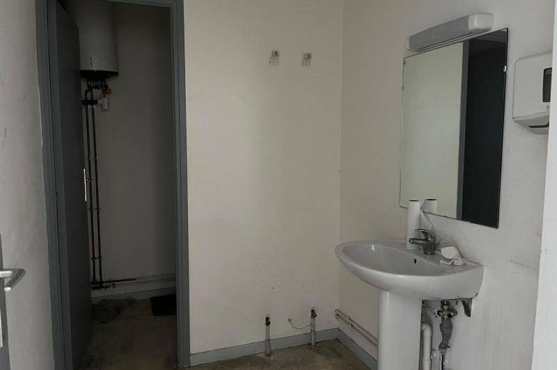 Local sur rue passante de 130 m 2  ...