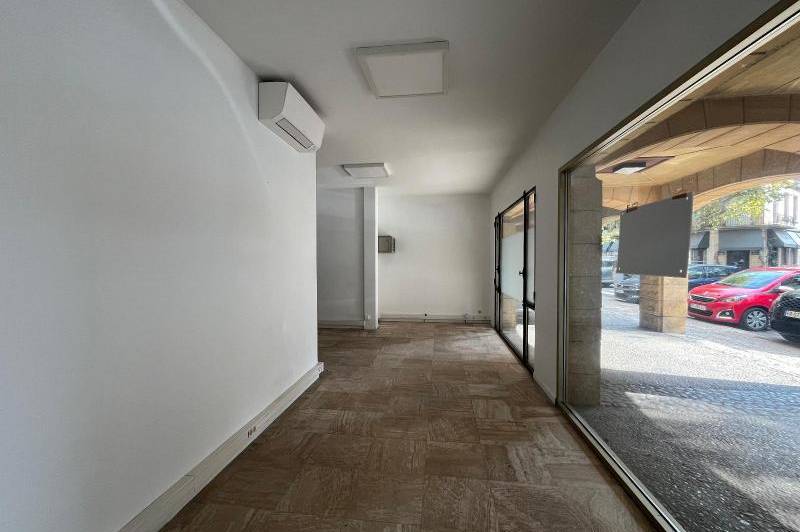 Local sur rue passante de 130 m 2  ...