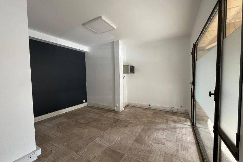 Local sur rue passante de 130 m 2  ...