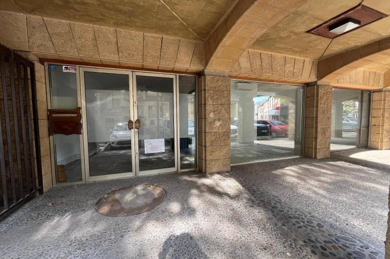 Local sur rue passante de 130 m 2  ...