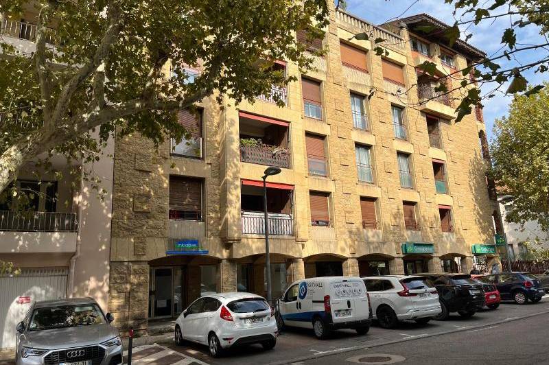 Local sur rue passante de 130 m 2  ...