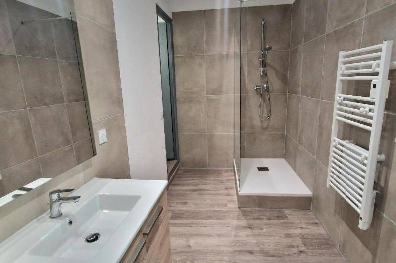 Grand appartement renove - lumineux - balcon - ...