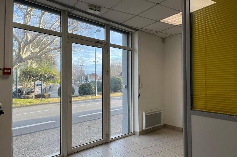 Tres beau local situe en centre ville a  ...