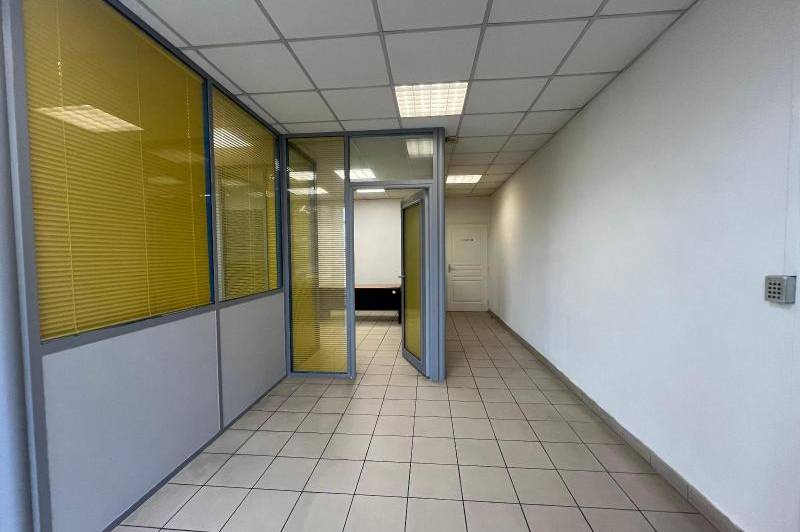 Tres beau local situe en centre ville a  ...