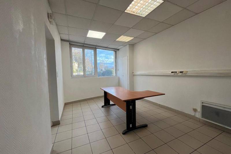 Tres beau local situe en centre ville a  ...