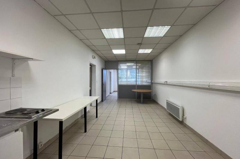 Tres beau local situe en centre ville a  ...