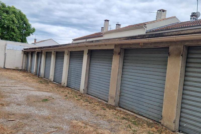 Garage num 5 -  environ 15 m²  ...