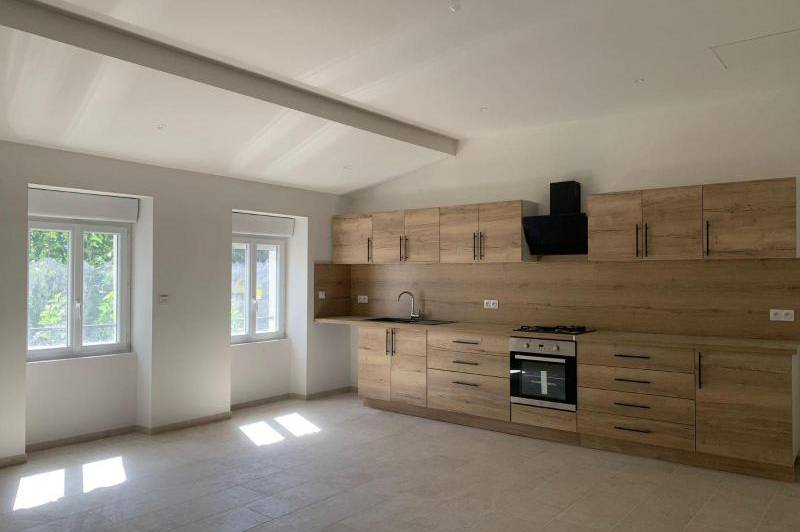 Maison de village -entierement renovee - espace stationnement  ...