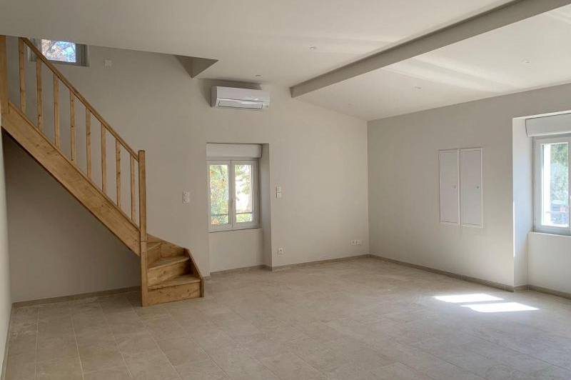 Maison de village -entierement renovee - espace stationnement  ...