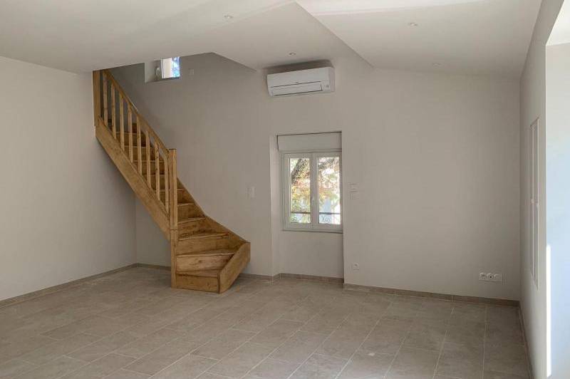 Maison de village -entierement renovee - espace stationnement  ...