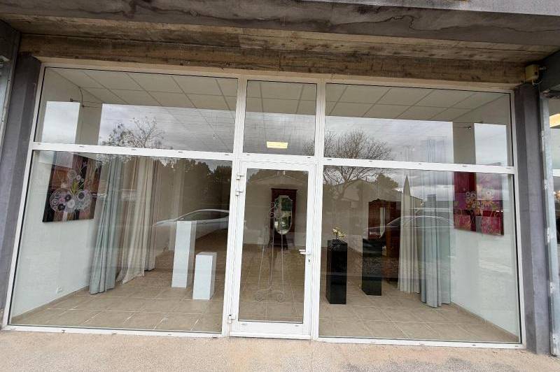 Local commercial - grande vitrine - local commercial  ...