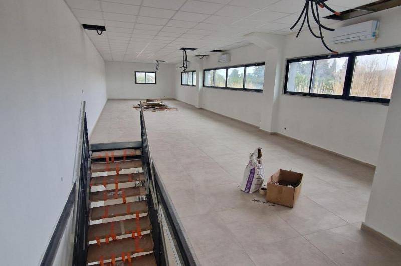 Local commercial neuf avec nombreux stationnement - climatisation ...