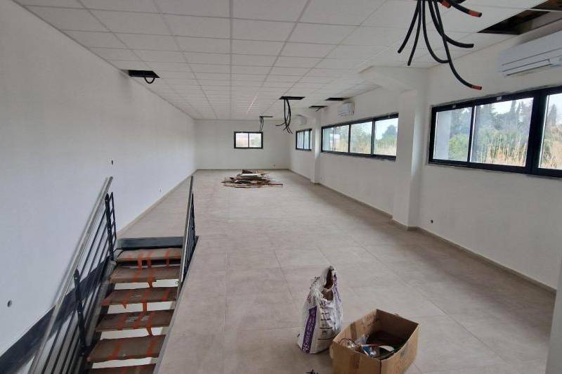 Local commercial neuf avec nombreux stationnement - climatisation ...