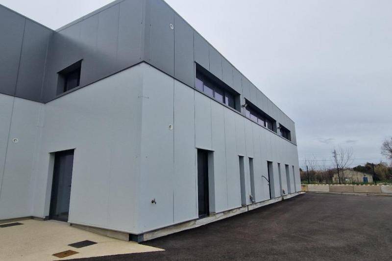 Local commercial neuf avec nombreux stationnement - climatisation ...