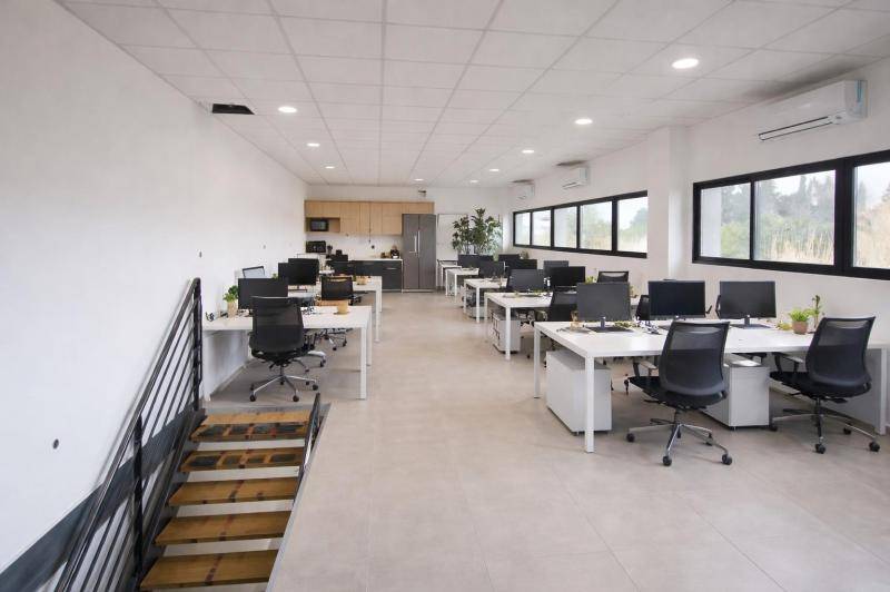Local commercial neuf avec nombreux stationnement - climatisation ...