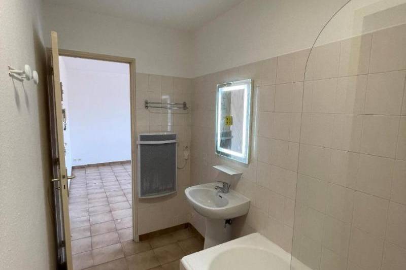 Appartement t1 - beau studio au 2ème étage  ...