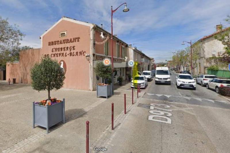 Beau local dans le centre du village sur  ...