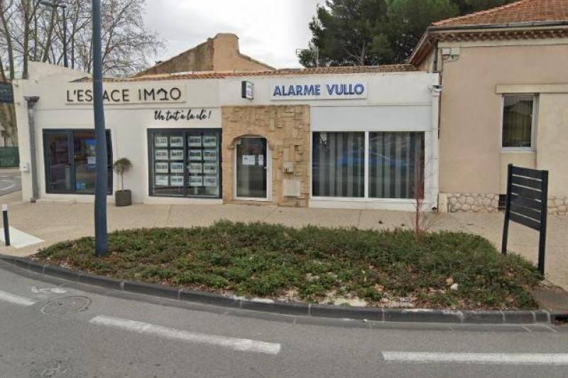 Beau local en centre ville avec vitrine, cour  ...