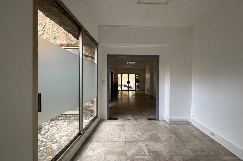 Local sur rue passante de 130 m 2  ...