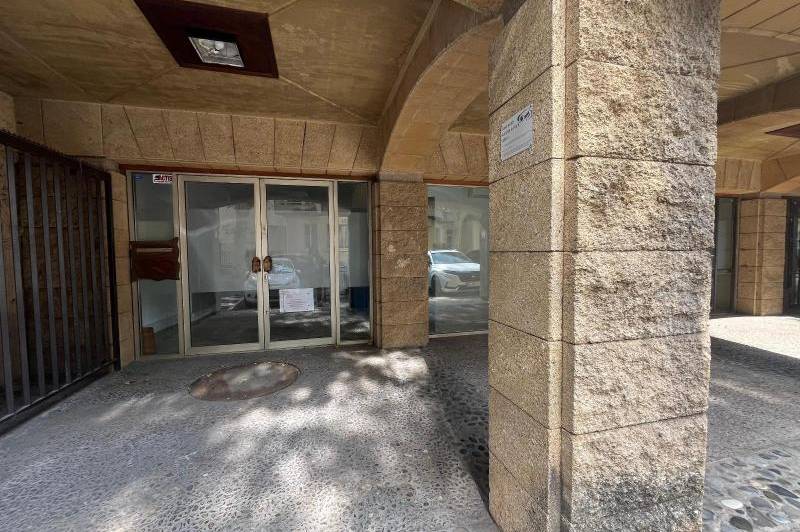 Local sur rue passante de 130 m 2  ...