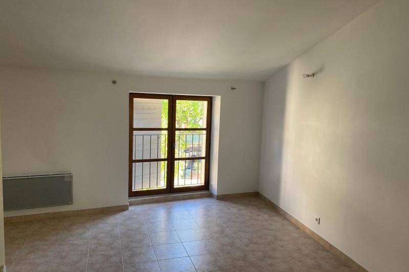 Vaste appartement entierement renove situe au coeur du  ...