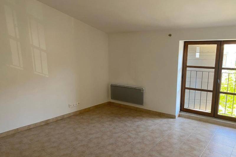 Vaste appartement entierement renove situe au coeur du  ...