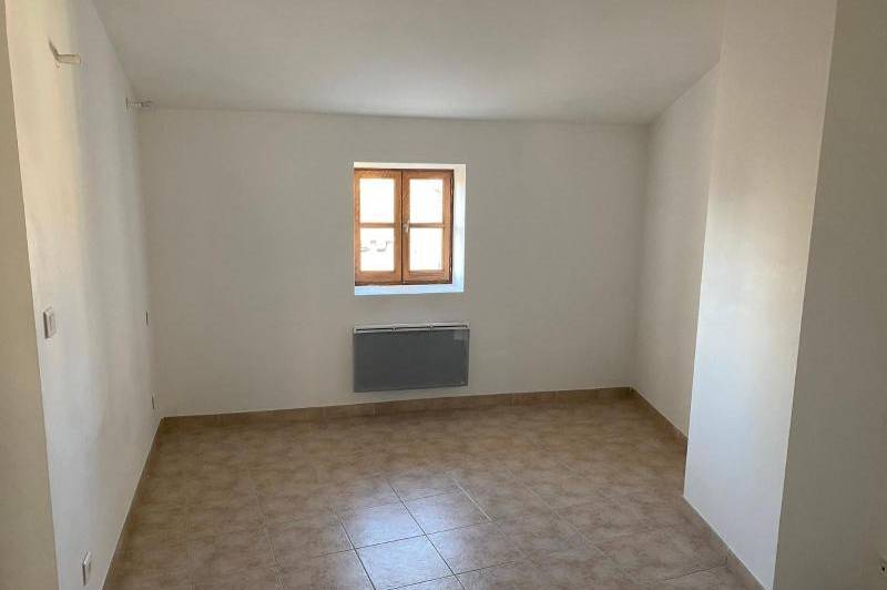 Vaste appartement entierement renove situe au coeur du  ...