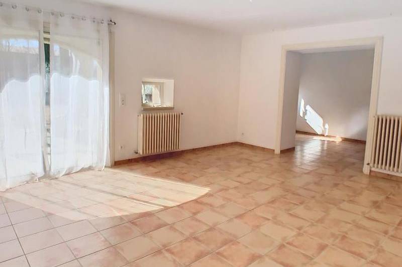 Mas mitoyen- cour cloturee 360 m²-  portail  ...