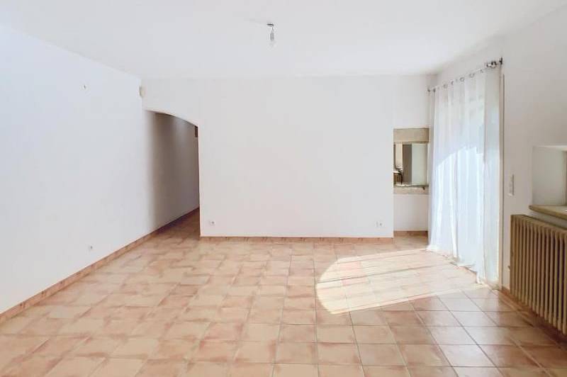 Mas mitoyen- cour cloturee 360 m²-  portail  ...