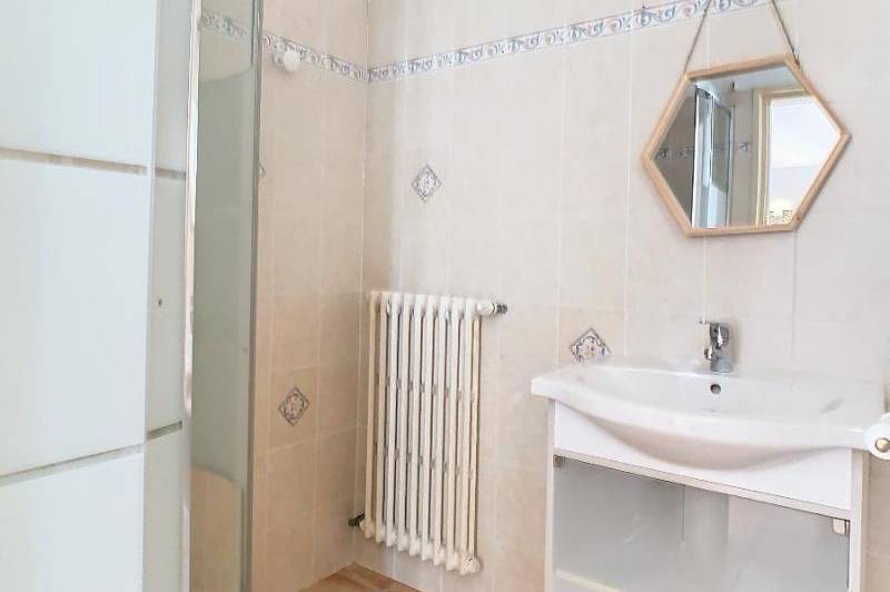 Mas mitoyen- cour cloturee 360 m²-  portail  ...
