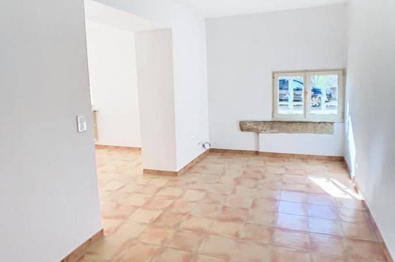 Mas mitoyen- cour cloturee 360 m²-  portail  ...