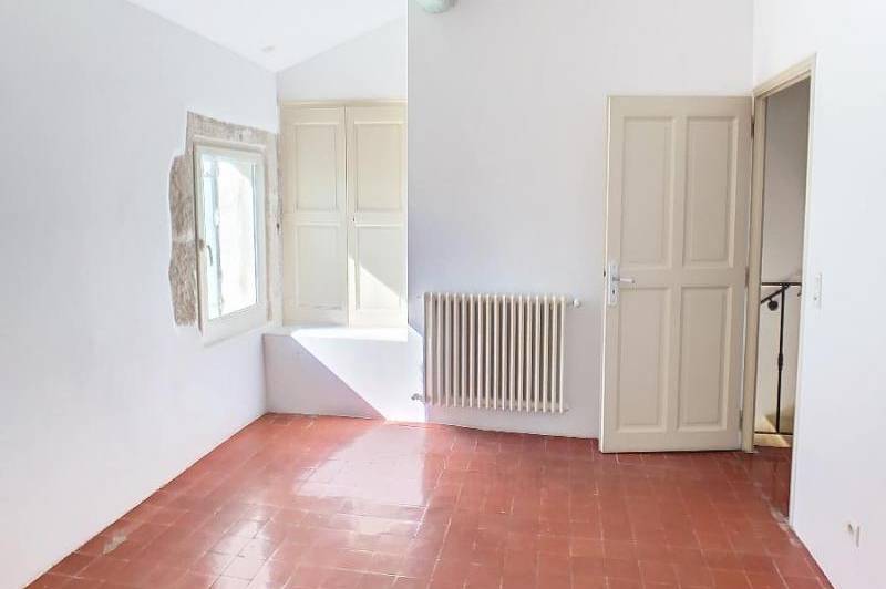 Mas mitoyen- cour cloturee 360 m²-  portail  ...