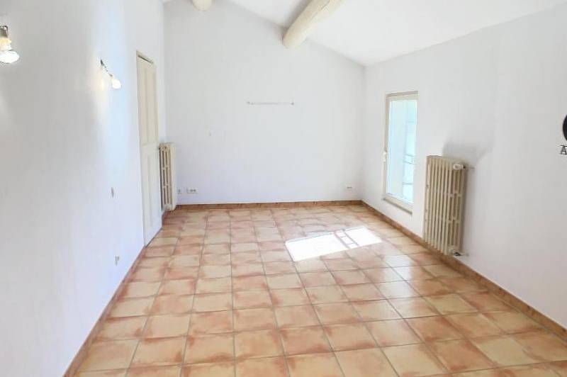 Mas mitoyen- cour cloturee 360 m²-  portail  ...
