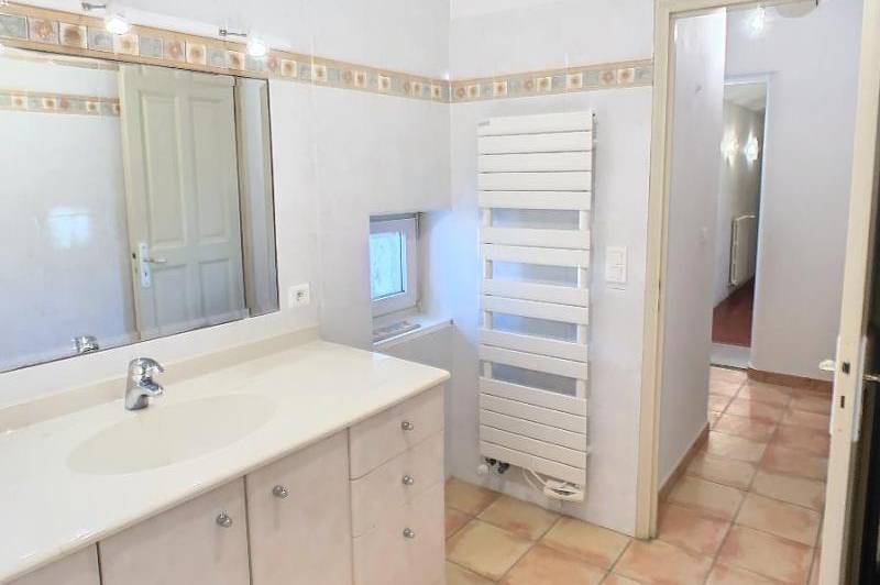Mas mitoyen- cour cloturee 360 m²-  portail  ...