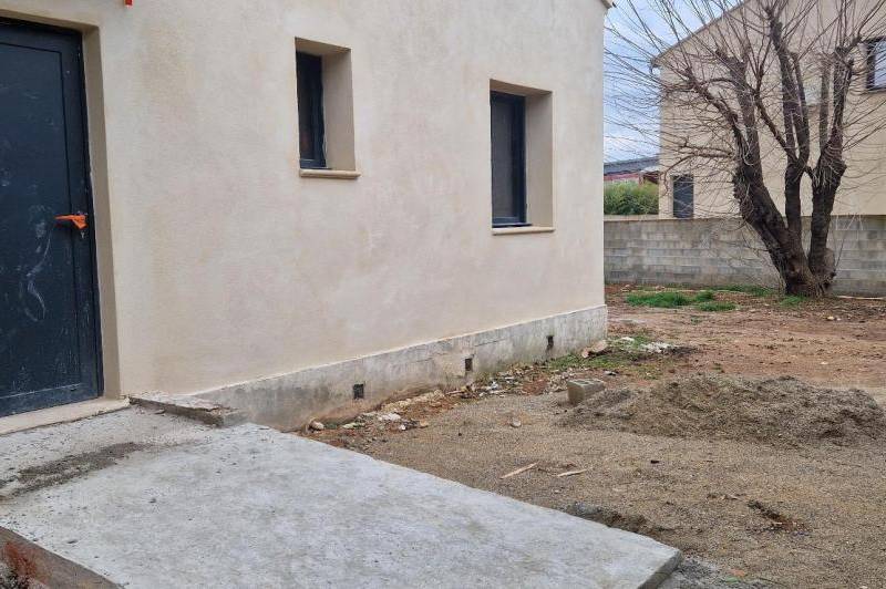 Local de 80 m² - cour cloture -  ...
