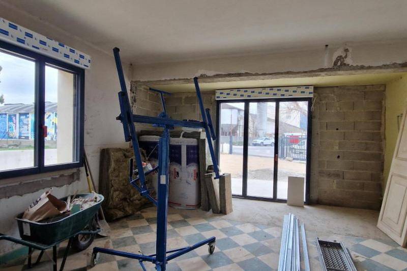 Local de 80 m² - cour cloture -  ...
